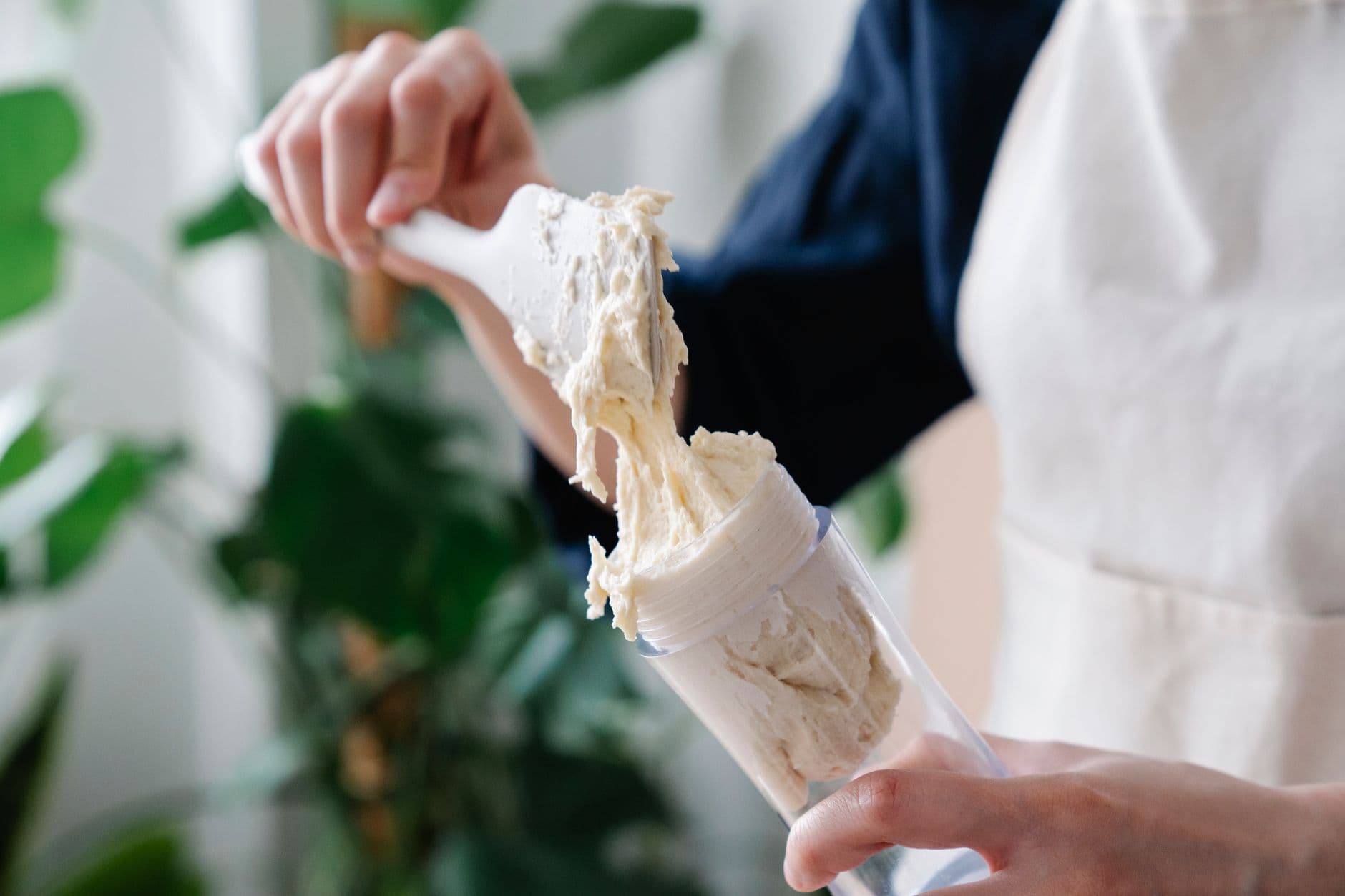 tigela com buttercream sendo batido e saco de confeitar