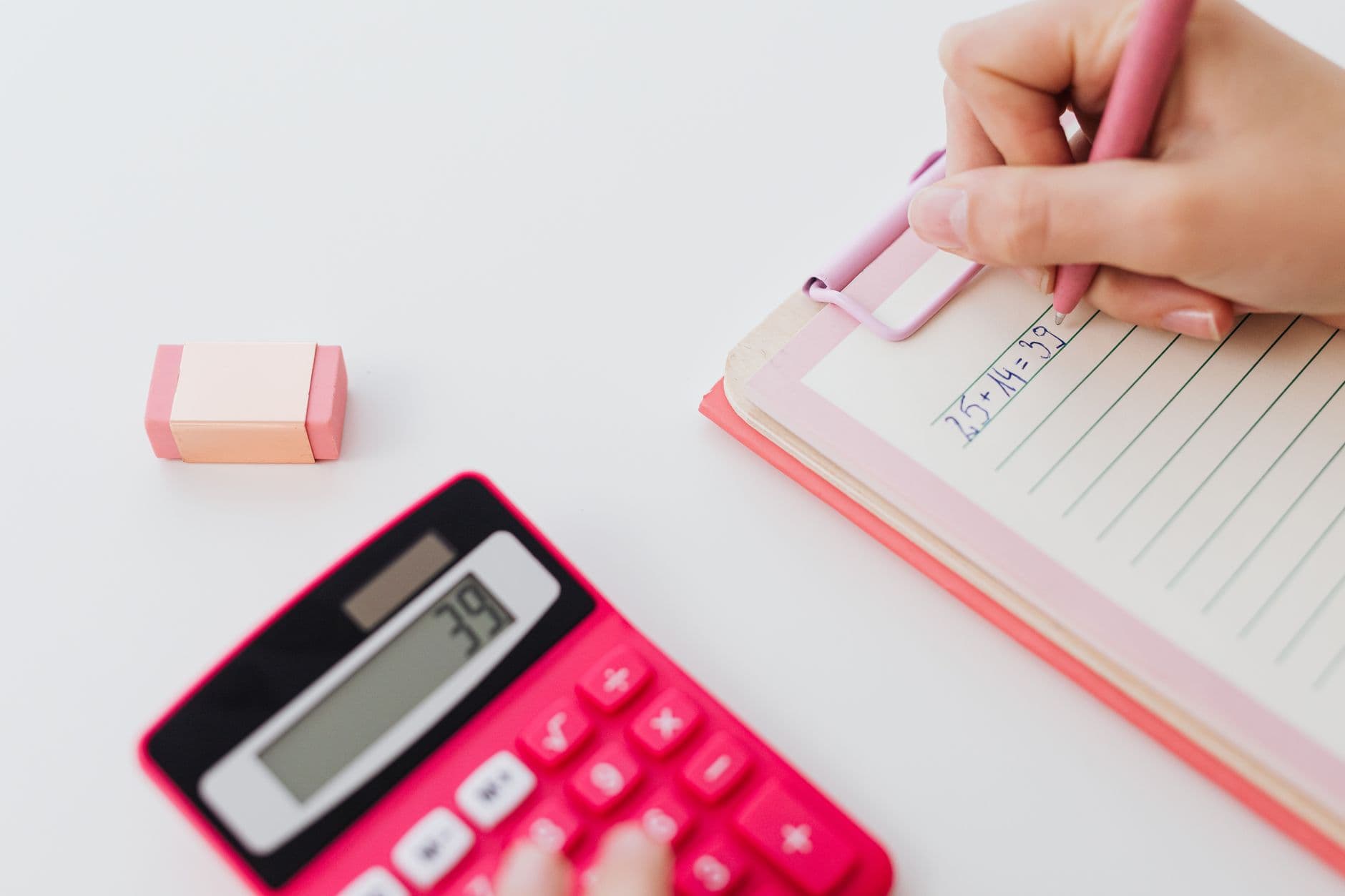 Ingredientes de confeitaria ao lado de uma calculadora e um caderno