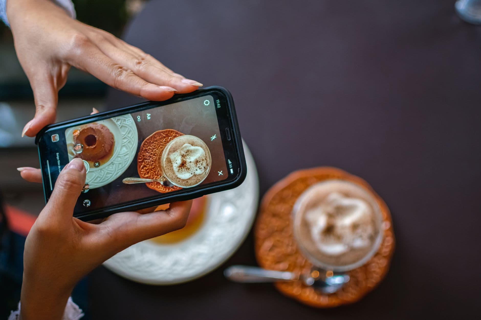 celular fotografando um doce sobre a bancada