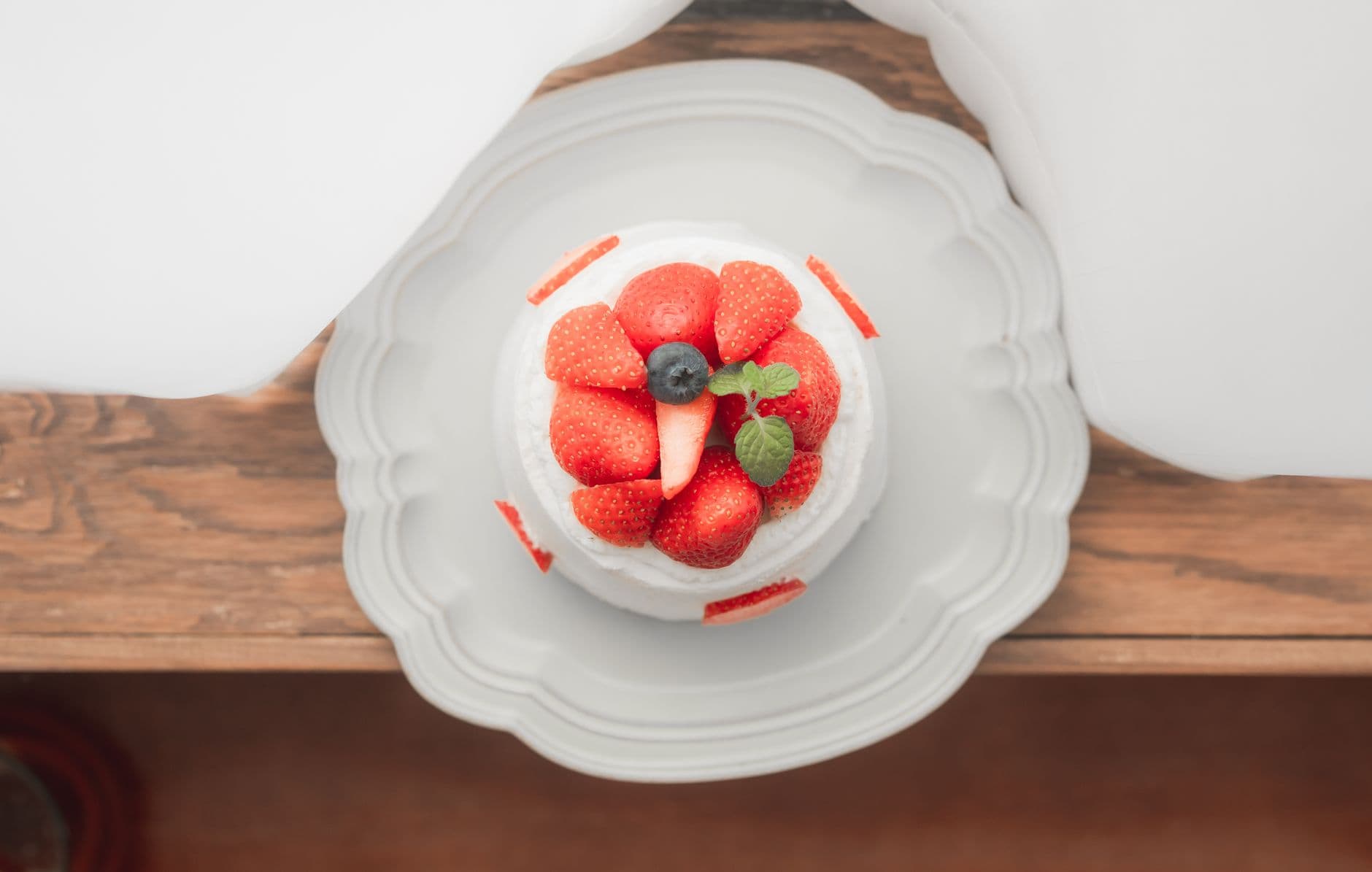 bolo decorado com chantilly firme e frutas por cima