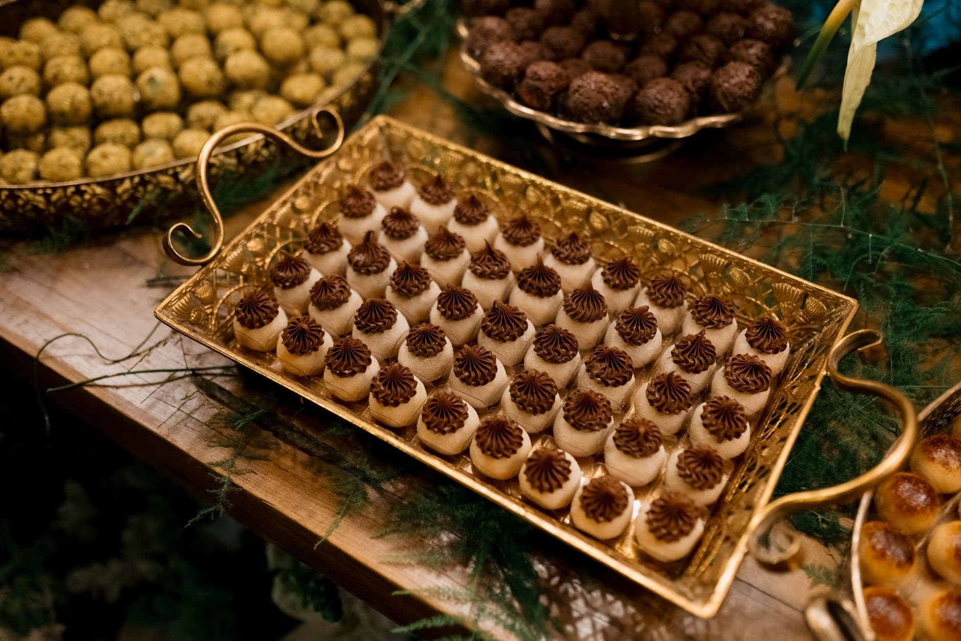 mesa com variedade de bolos e doces organizados para exposição