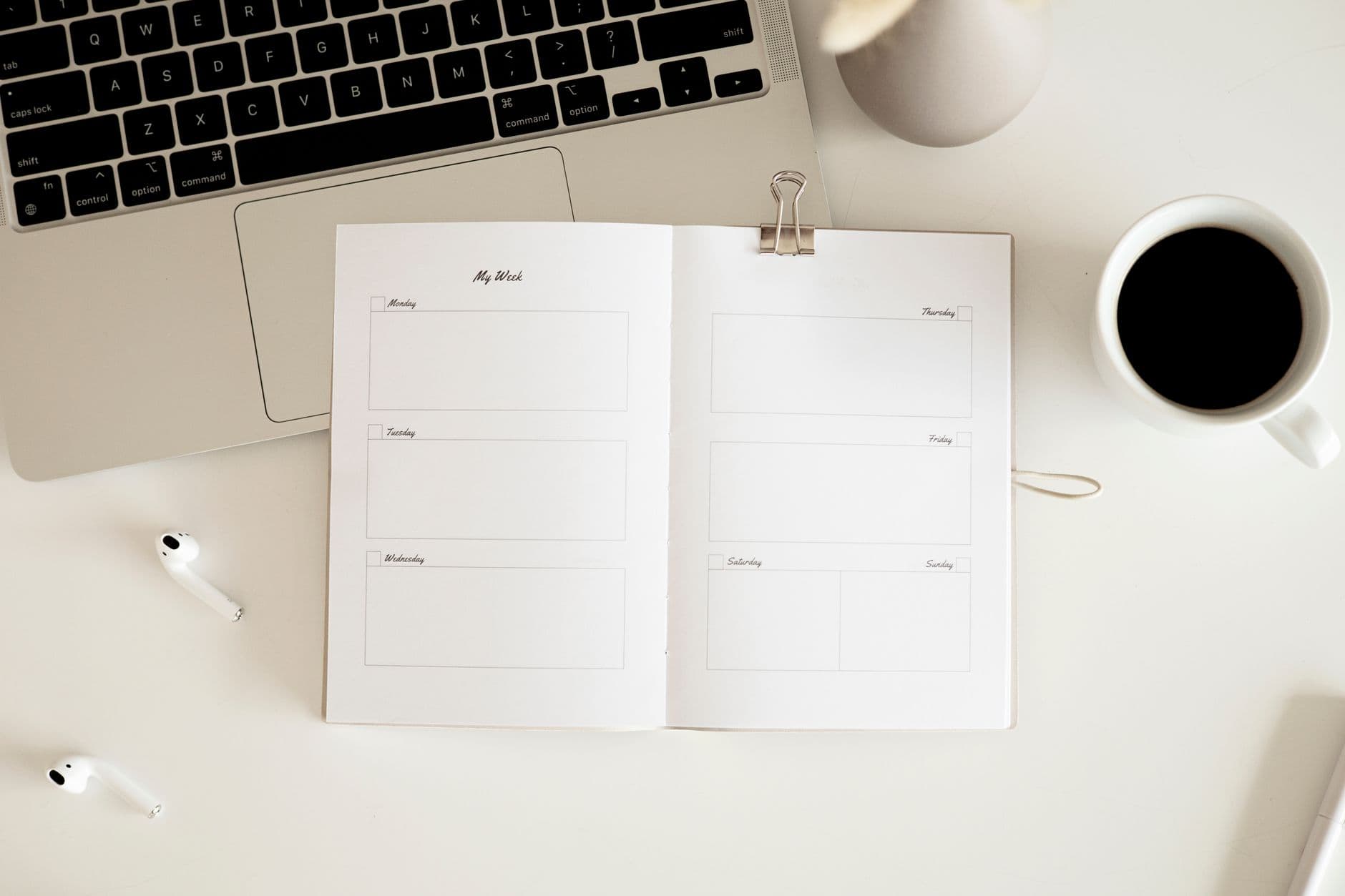 Caderno de planejamento aberto sobre a mesa