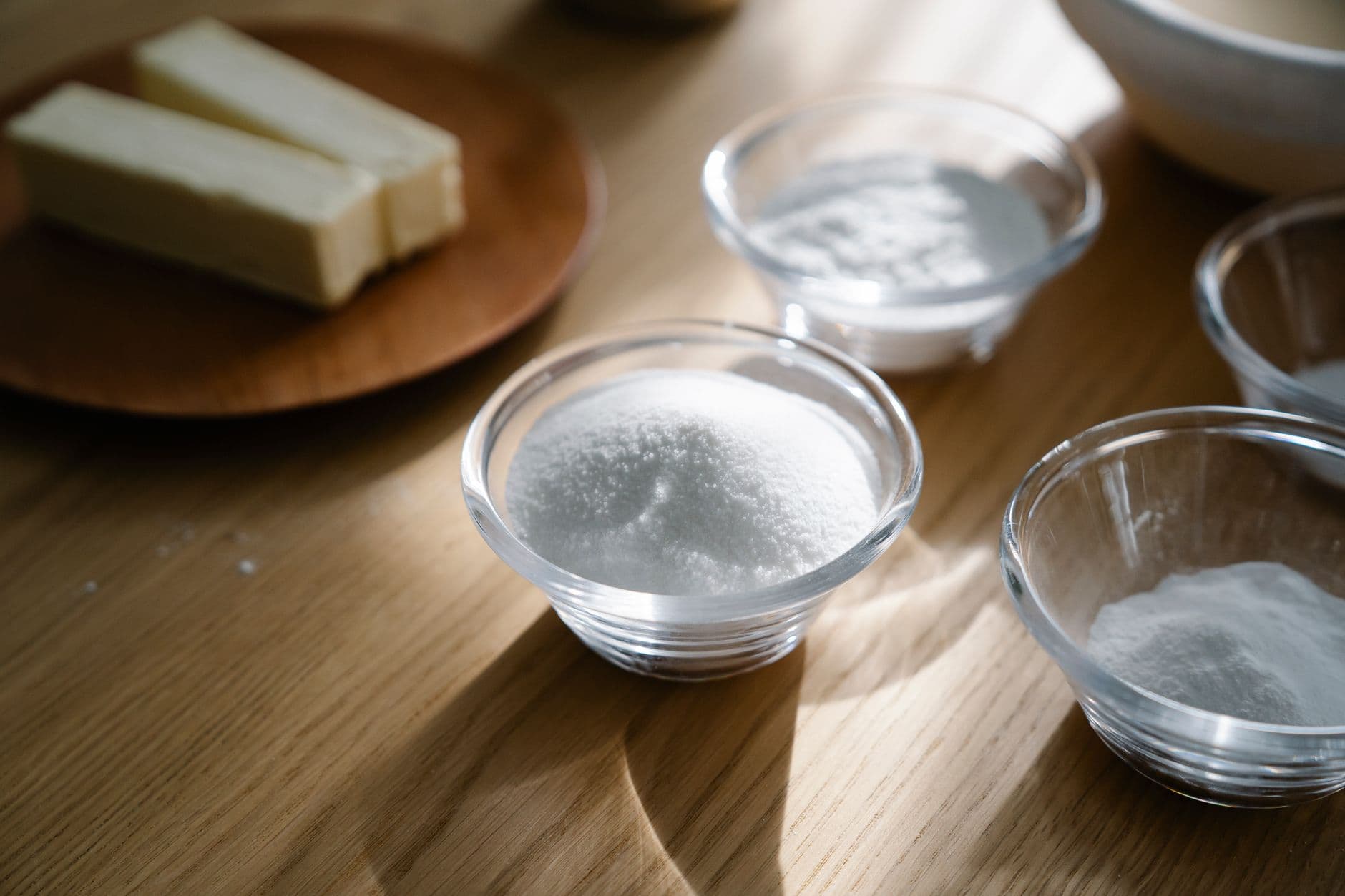 potes com farinha, açúcar e outros ingredientes na bancada