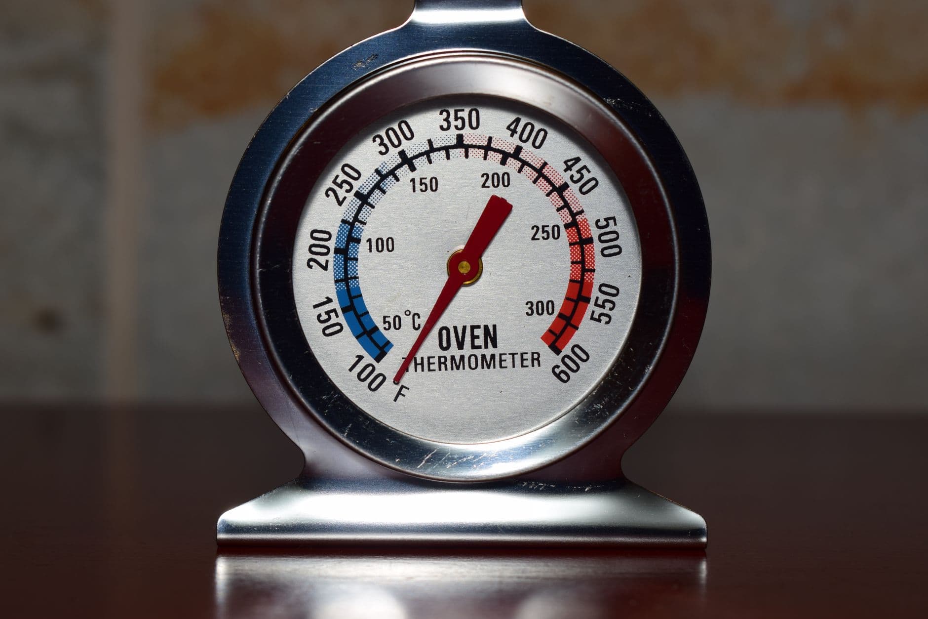forno aberto com assadeira e termômetro de forno