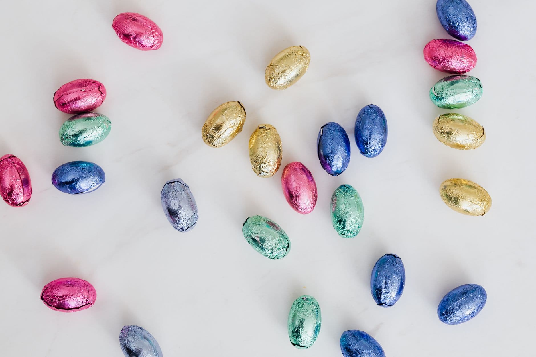 ovos de páscoa de chocolate embalados sobre a bancada