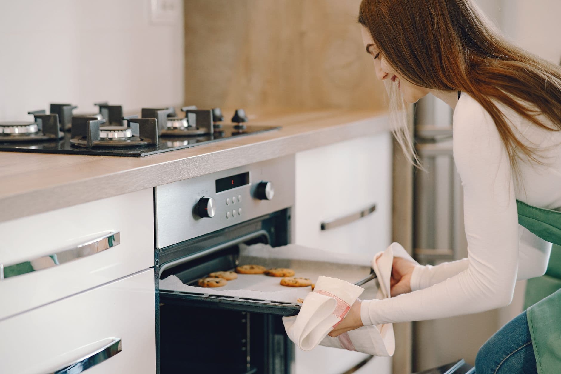 forno e boca de fogão acesos numa cozinha de casa