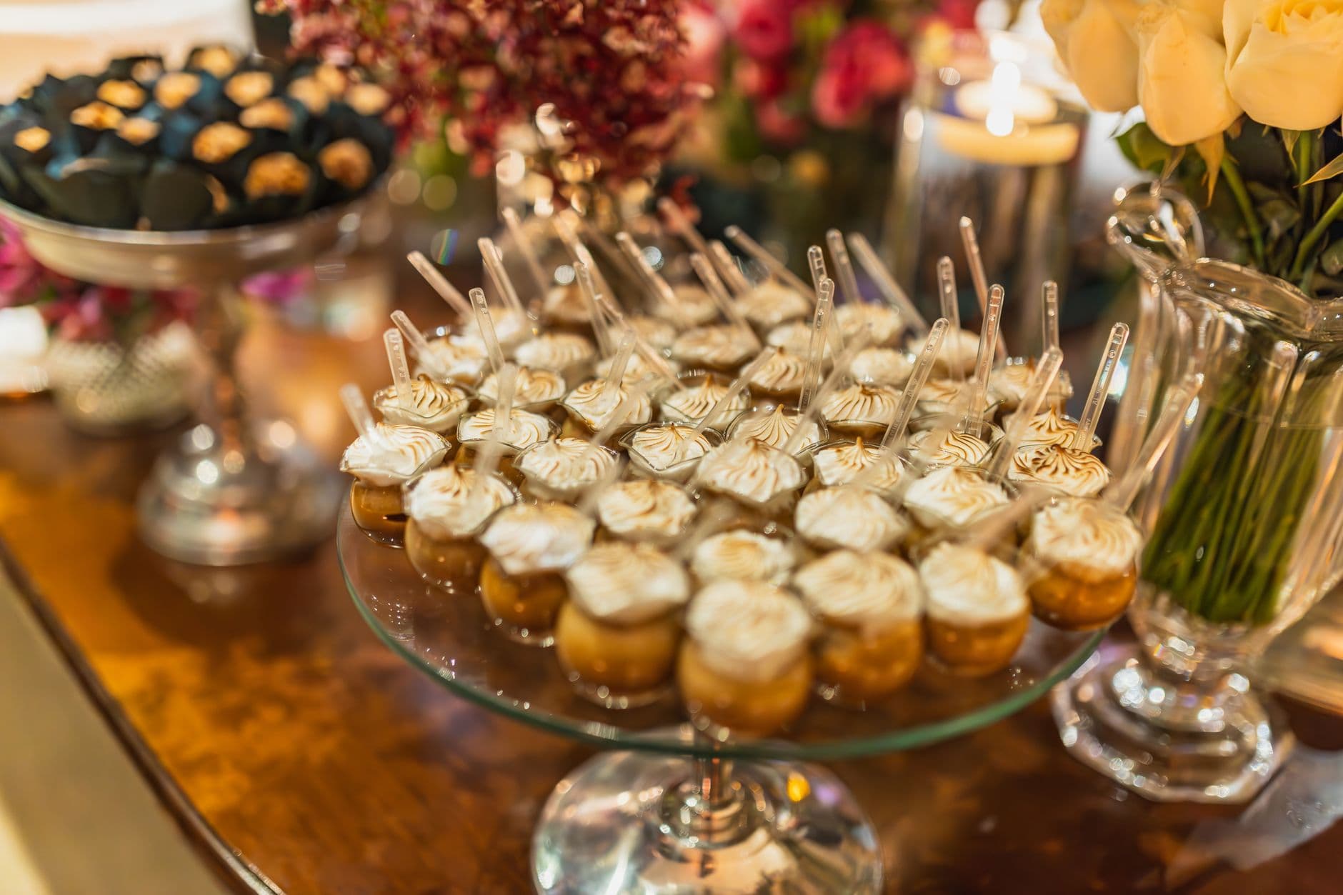 mesa de festa decorada com doces variados e bolo