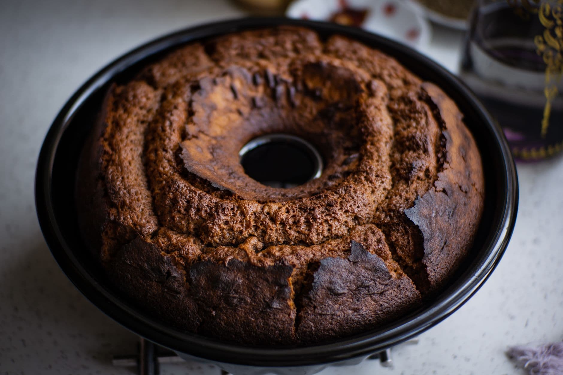 Bolo caseiro saindo do forno em uma cozinha