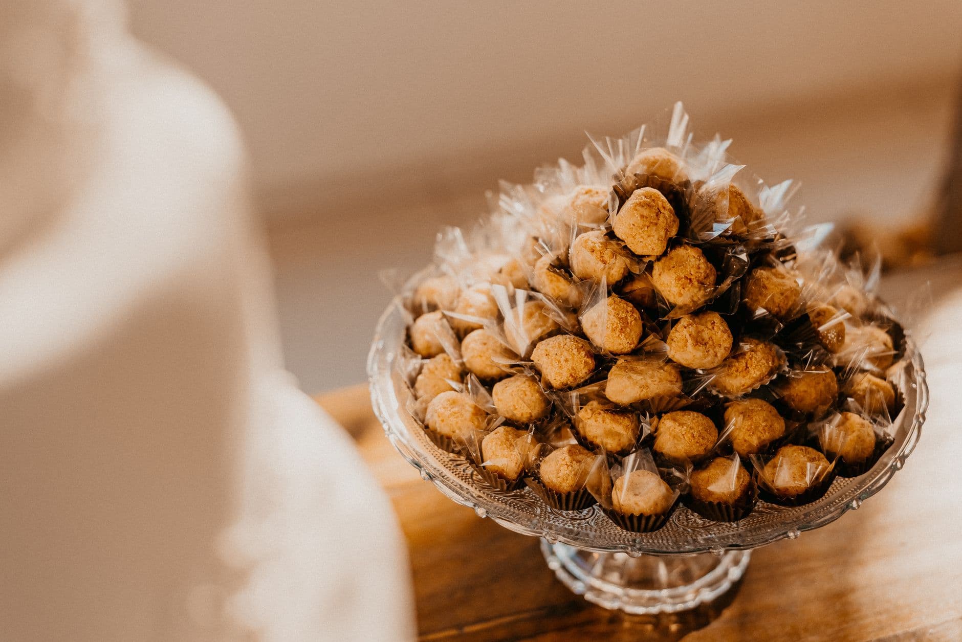 mesa de festa com bandejas de docinhos