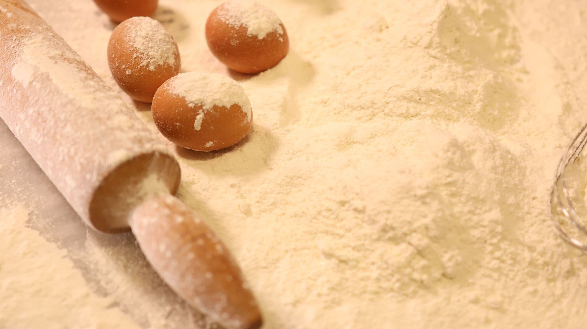 ingredientes de confeitaria como farinha, ovos e manteiga sobre a bancada
